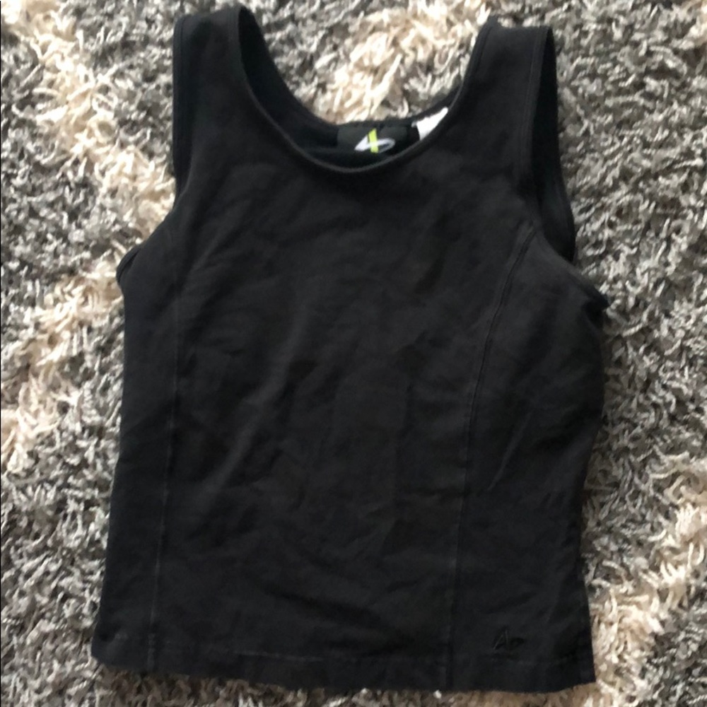 Black cropped workout tank